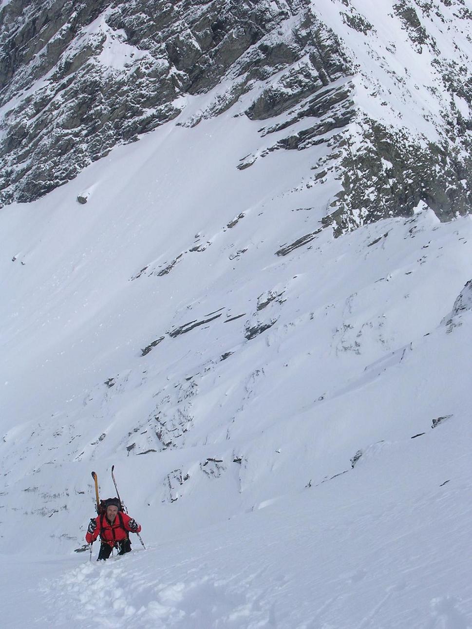 #2 A la sortie du virage du couloir ; au fond, le col de la becca motta en contrebas de l A la sortie du virage du couloir ; au fond, le col de la becca motta en contrebas de l'arête
