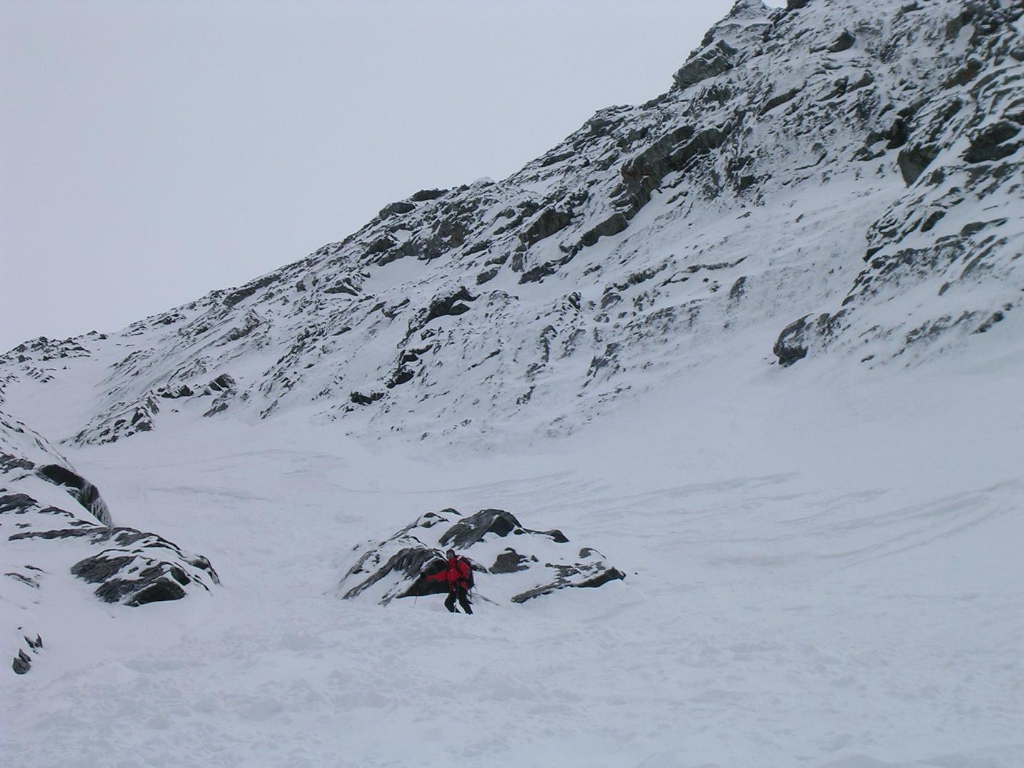 #6 fin du couloir, lieu de déchaussage à la montée. Au fond, le coude du couloir fin du couloir, lieu de déchaussage à la montée. Au fond, le coude du couloir