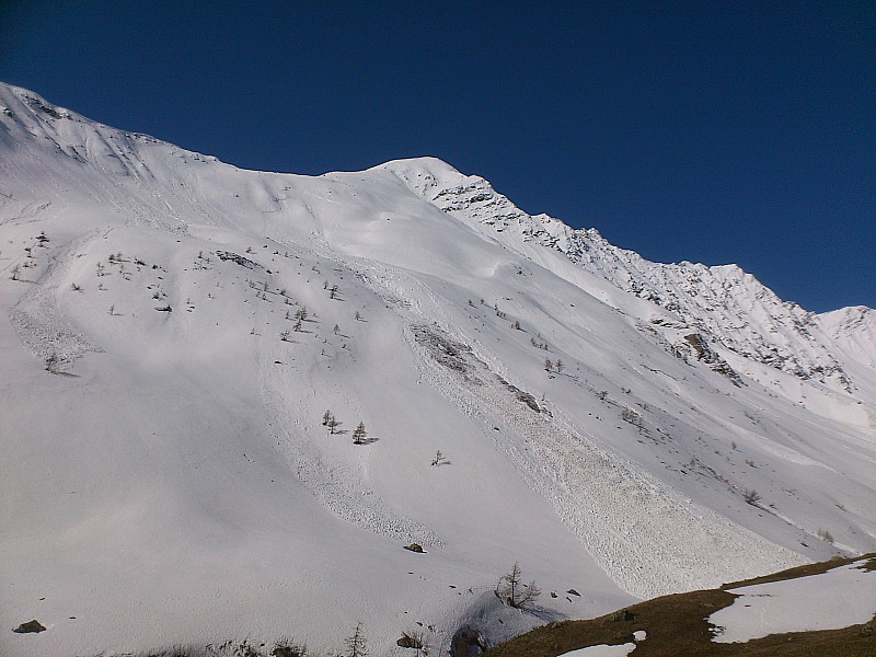 Epaisseur : Vue du versant Nord au dessus du vallon et des purges