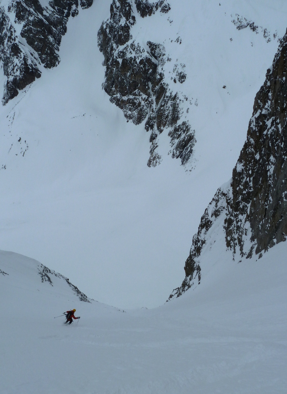 #16 Suspens à chaque virage : en mémoire les plaques du haut parties sous nos skis au début du couloir. Suspens à chaque virage : en mémoire les plaques du haut parties sous nos skis au début du couloir.
