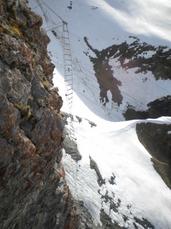 #9 Oberland : La non moins impressionnante échelle finale de la via ferrata du Gemmipass Oberland : La non moins impressionnante échelle finale de la via ferrata du Gemmipass