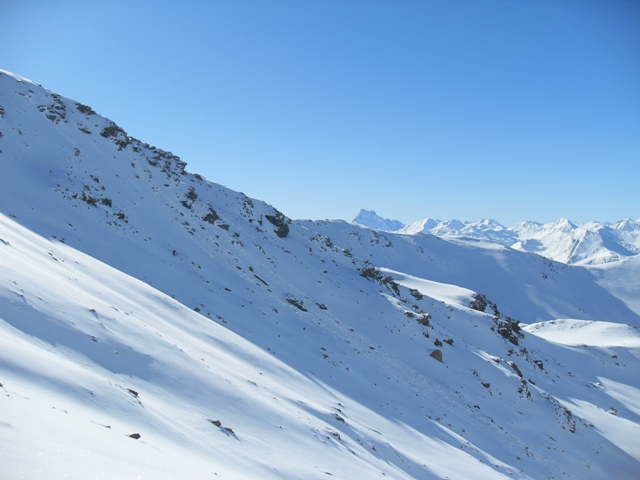#6 Dans la pente sous la cime de Chabrières et la cime de Clausis - au fond le Viso. Dans la pente sous la cime de Chabrières et la cime de Clausis - au fond le Viso.