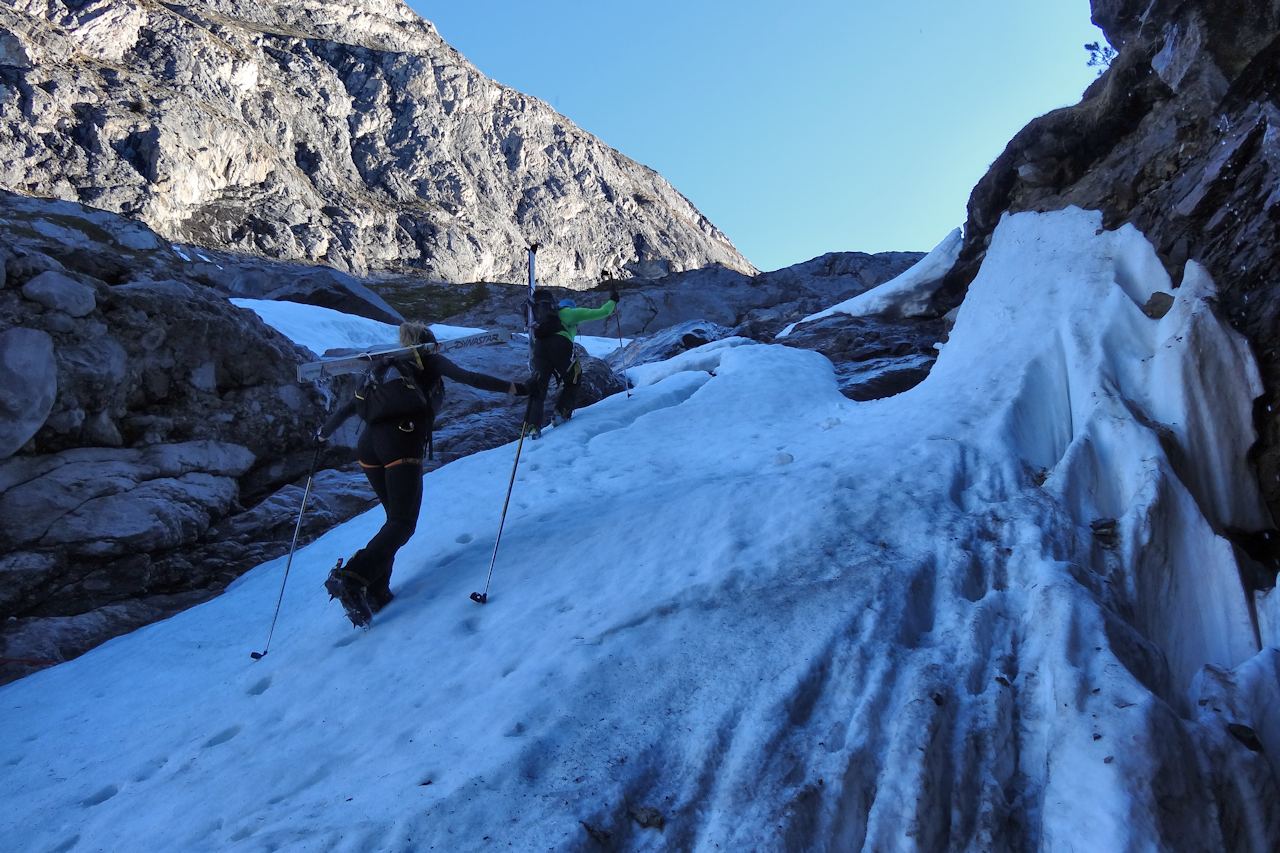 #1 Nant de la Crépéna : Progression skis sur le dos. Nant de la Crépéna : Progression skis sur le dos.