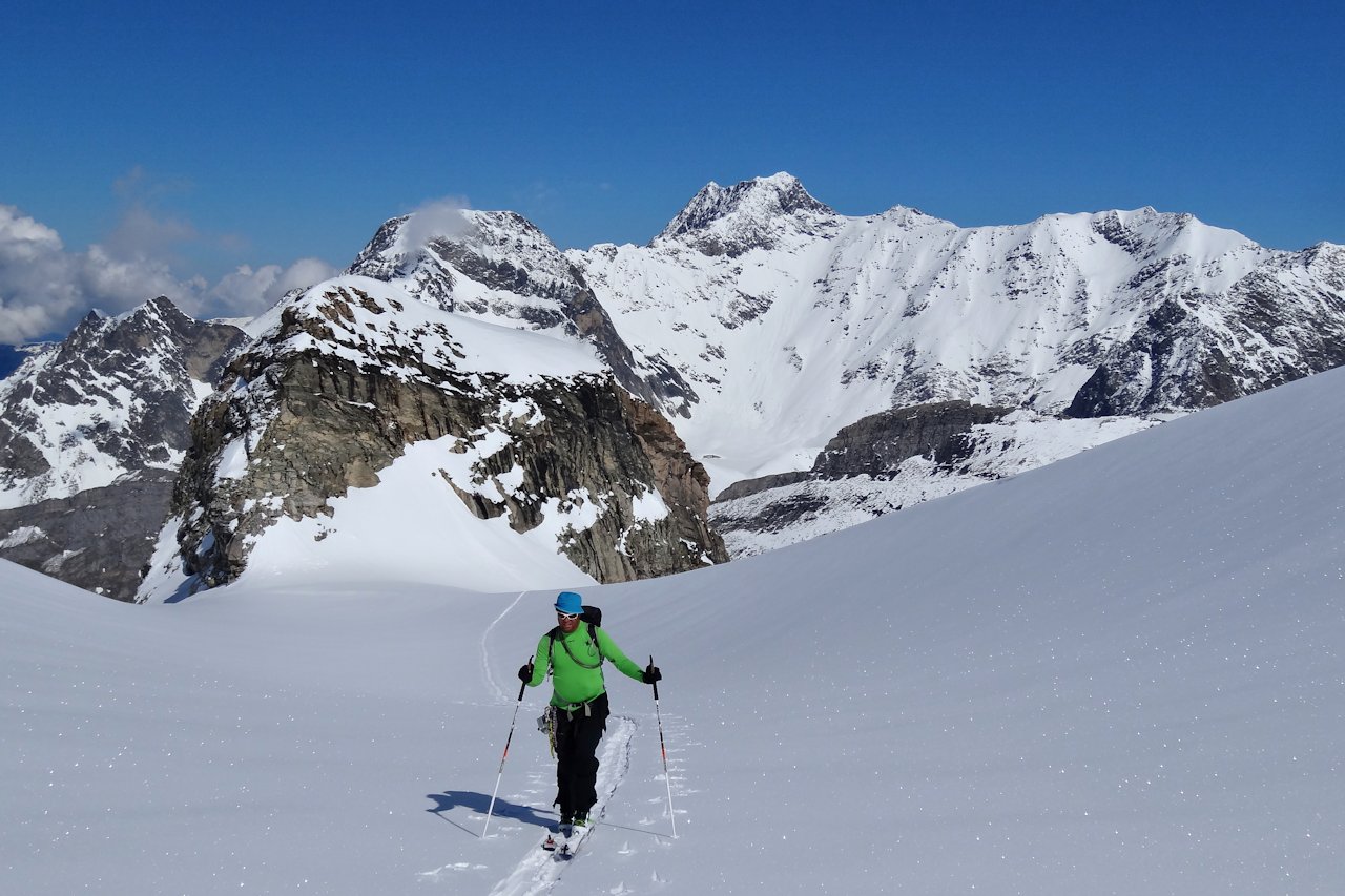 #6 L L'arrivée sur les Dômes : En arrière plan, la Pointe du Vallonet.