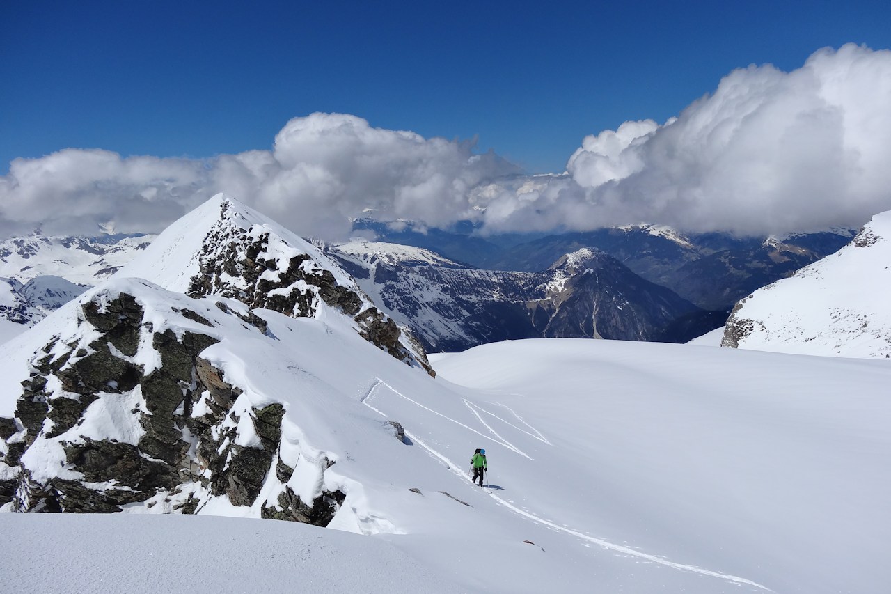 #13 Sous le sommet : David en termine, alors que les cumulus se développent sur les sommets voisins. Sous le sommet : David en termine, alors que les cumulus se développent sur les sommets voisins.