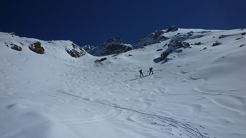 #4 Vers 2450m : En montant au dessus du Lac Balaour : 3/5 cm de fraîche avec les anciennes traces de descente du 1er mai sûrement. Vers 2450m : En montant au dessus du Lac Balaour : 3/5 cm de fraîche avec les anciennes traces de descente du 1er mai sûrement.