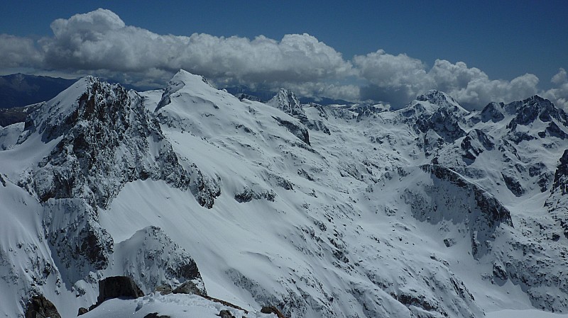 #8 Depuis le Balcon du Gélas : Vue sur la Malédie et le Clapier : bon enneigement, dommage pour le long portage depuis la Gordolasque Depuis le Balcon du Gélas : Vue sur la Malédie et le Clapier : bon enneigement, dommage pour le long portage depuis la Gordolasque