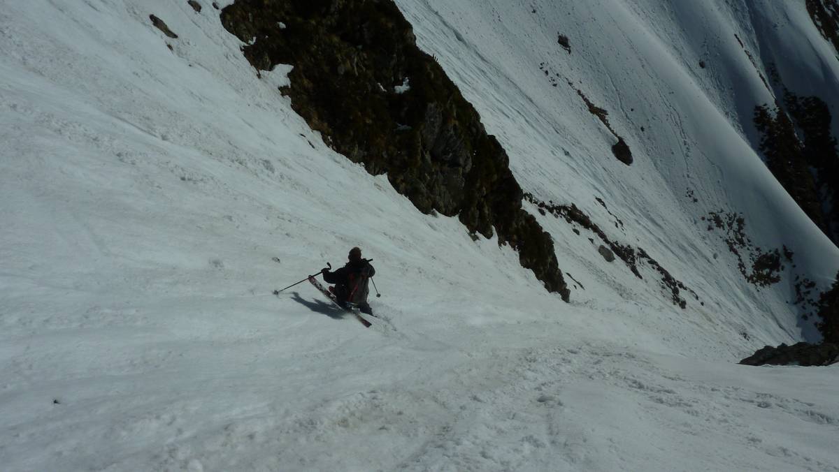 #11 Couloir : dans la coulée, la neige est portante et plutot lisse Couloir : dans la coulée, la neige est portante et plutot lisse