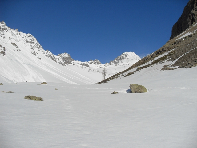 #1 Vallon du Fontenil - Tête du Vallon au fond à droite. Vallon du Fontenil - Tête du Vallon au fond à droite.