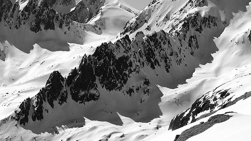 #15 2400m : jeux d 2400m : jeux d'ombres sur les Serrieres de Colla Lunga..... vallon de la Seccia à g. , vallon de Barbacana à dr.