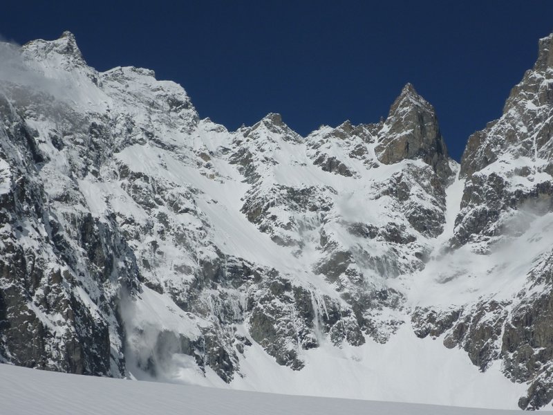 #9 Coolidge : Vers 10:00, ca coule en simultané sur Derobe, Bonatti, Avalanche, et la Sud de la barre - beau final de feux d Coolidge : Vers 10:00, ca coule en simultané sur Derobe, Bonatti, Avalanche, et la Sud de la barre - beau final de feux d'artifice!