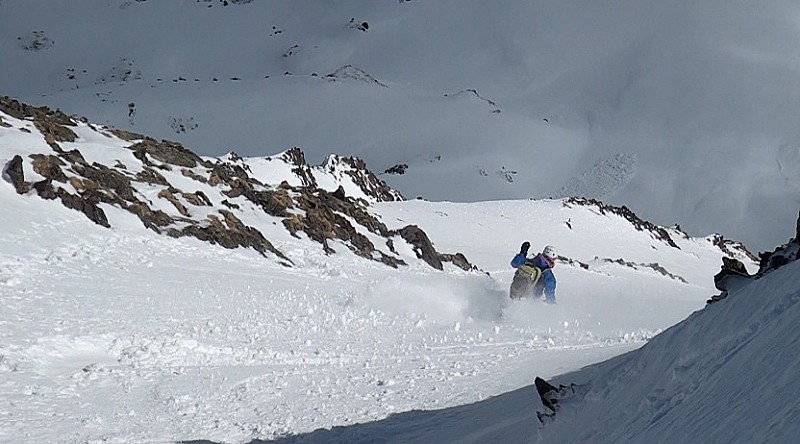 #1 Micha fait parler la poudre : La première partie de la descente est en excellente poudreuse Micha fait parler la poudre : La première partie de la descente est en excellente poudreuse