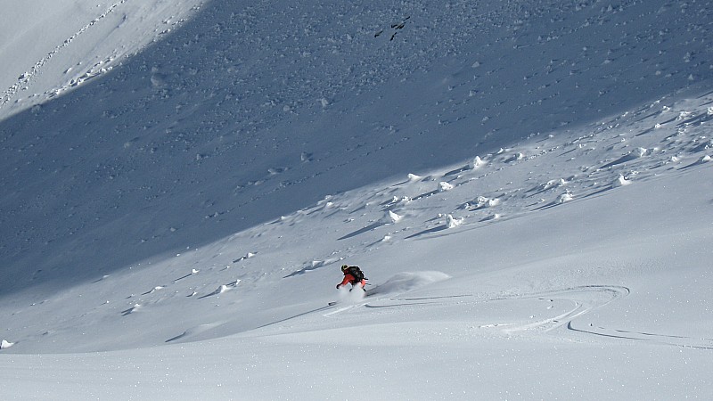 #7 Brèche de la passoire : Pinpin descend dans cette poudreuse sur fond dur en direction du lac de la colombière Brèche de la passoire : Pinpin descend dans cette poudreuse sur fond dur en direction du lac de la colombière