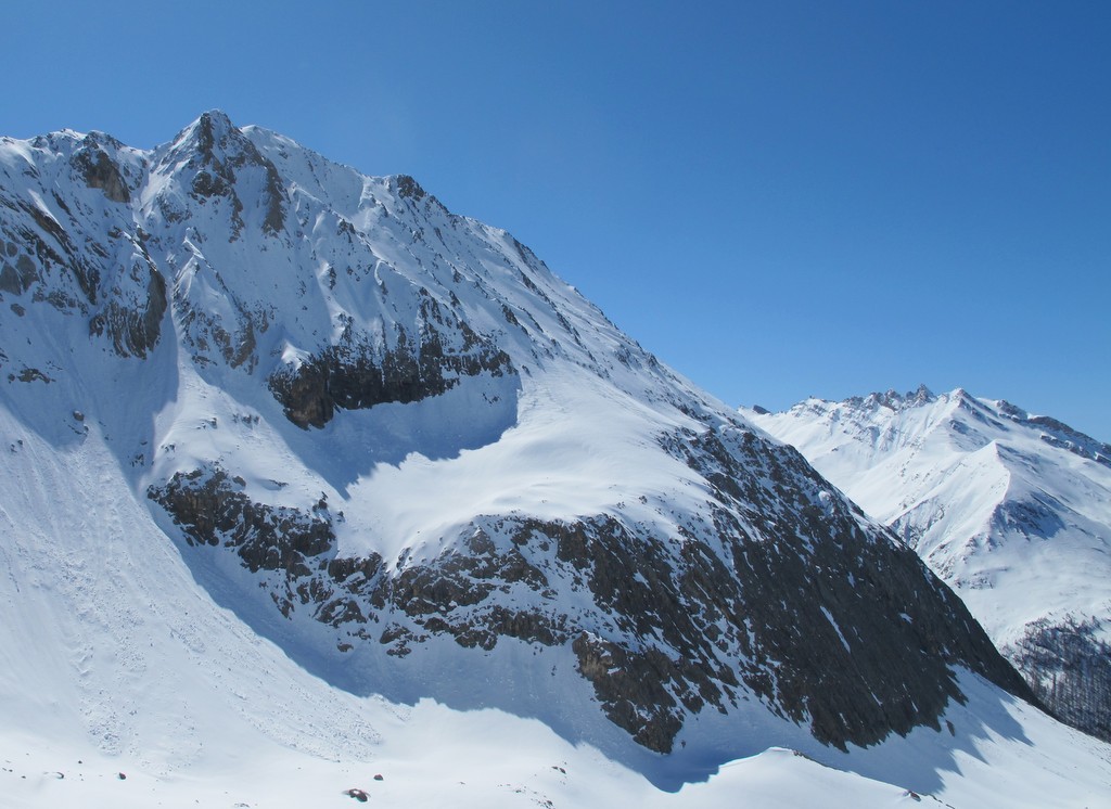 #7 Péouvou, sommet S, versant W : On a traversé presque toute la face à sa base à la recherche d Péouvou, sommet S, versant W : On a traversé presque toute la face à sa base à la recherche d'une pente skiable...