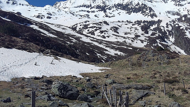 #6 Pla Nouzère : Descente jusqu Pla Nouzère : Descente jusqu'à 1650 m sur cette langue de neige; en sursis, vu les températures annoncées.