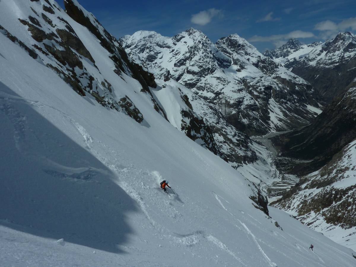 Contre pente : devant Cime de Clot Chatel, Cime de l'Encoula et la GAB