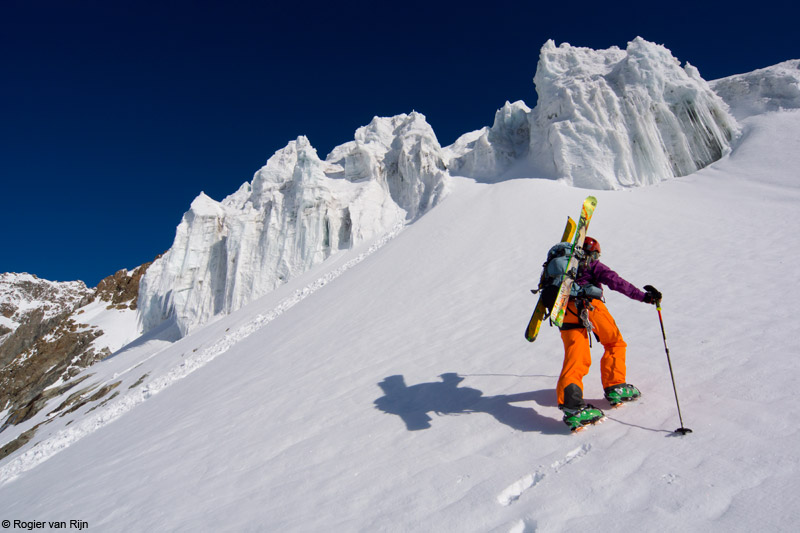 #8 Seracs Ailefroide Orientale : Sandra a pied sous les séracs... Seracs Ailefroide Orientale : Sandra a pied sous les séracs...