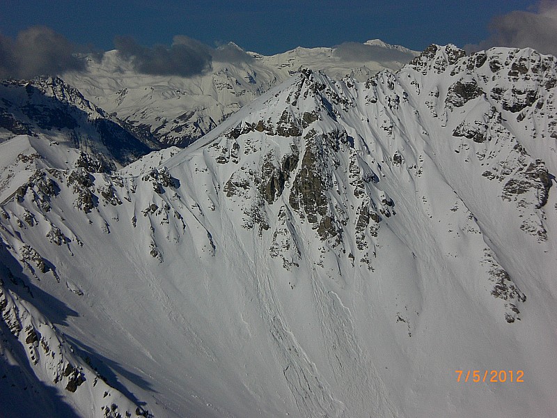 #2 Chalanches : Haut Mouriare : 2 personnes dans le couloir NE Chalanches : Haut Mouriare : 2 personnes dans le couloir NE