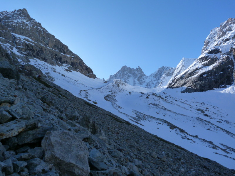 #7 Enfin la neige ! : On est aux environs de 2300m... En fait, on pouvait chausser un peu plus bas. Enfin la neige ! : On est aux environs de 2300m... En fait, on pouvait chausser un peu plus bas.