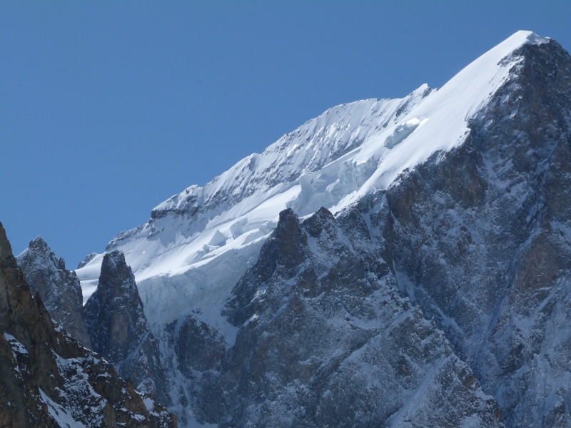 #12 Ecrin de glace : Le Dôme et la Barre ... et un mur de glace qu Ecrin de glace : Le Dôme et la Barre ... et un mur de glace qu'on n'a pas trop envie de voir s'écrouler... doit pas falloir être en dessous !