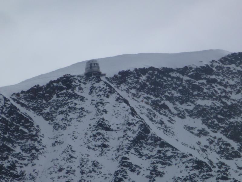 #10 Pointe centrale du Tricot : Le nouveau refuge, suspendu au dessus du couloir Castor Pointe centrale du Tricot : Le nouveau refuge, suspendu au dessus du couloir Castor