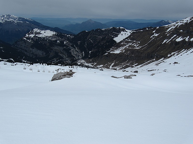 #8 Vue sur Flaine. : L Vue sur Flaine. : L'enneigement permet encore de descendre à la station skis aux pieds.