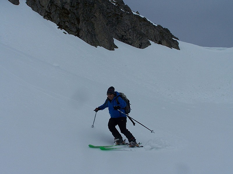 Rocher Sarvatan : Ski dans les pentes sous le col.