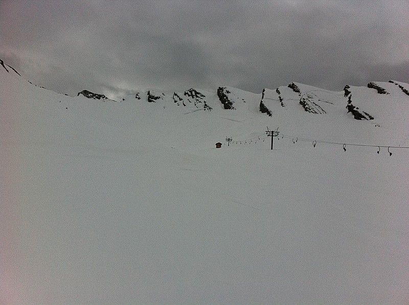 #2 en direction du col : grisaille encore plus foncée et vent! en direction du col : grisaille encore plus foncée et vent!