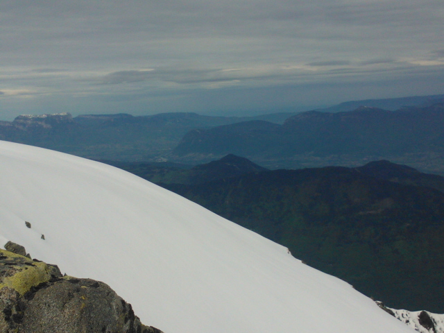 #1 Contraste sur la crête : Fin de saison en bas et sur le Granier, mais toujours une belle neige sur les Frettes Contraste sur la crête : Fin de saison en bas et sur le Granier, mais toujours une belle neige sur les Frettes