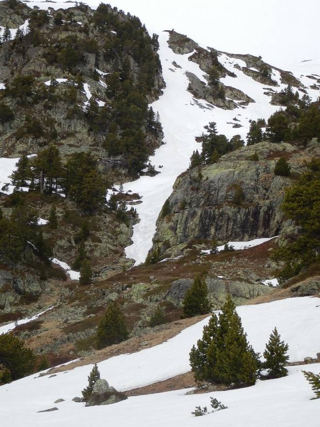 #11 Descente vers lac Achard : Il faut slalomer dans les couloirs, bien agréable Descente vers lac Achard : Il faut slalomer dans les couloirs, bien agréable
