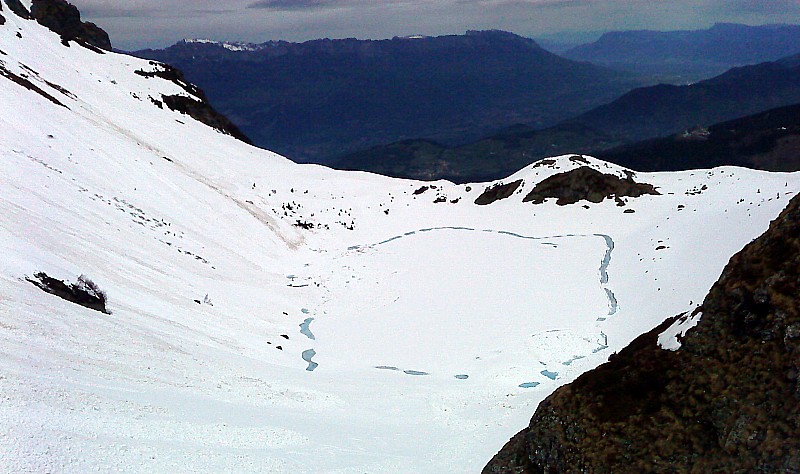 #7 Ferrouillet, couloir SW : le lac de Crop qui dégel Ferrouillet, couloir SW : le lac de Crop qui dégel