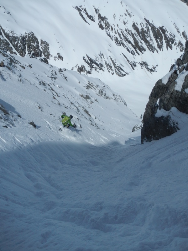 Avec 2 skis, on devrait : aller 2 fois plus vite qu'avec une planche ? Ben non...