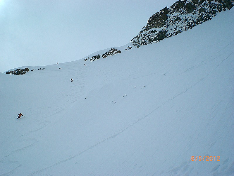 #10 Chanteloube : Neige poudreuse dense dans la pente sommitale. Chanteloube : Neige poudreuse dense dans la pente sommitale.