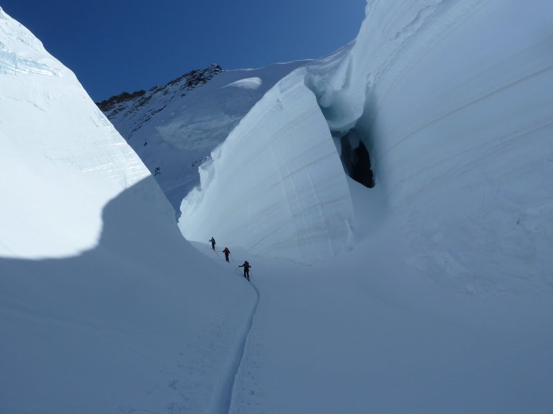 #2 glacier : passage tortueux entre les crevasses dans la partie finale du glacier....... faut pas que ça tombe ! glacier : passage tortueux entre les crevasses dans la partie finale du glacier....... faut pas que ça tombe !