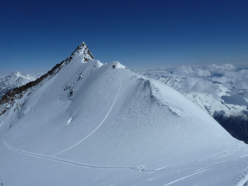 #4 NordEnd : les cordées qui ont bifurqué pour aller au Nordend NordEnd : les cordées qui ont bifurqué pour aller au Nordend