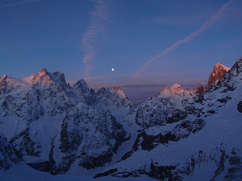 au choix : coucher de lune / lever de soleil sur les Maîtres des lieux