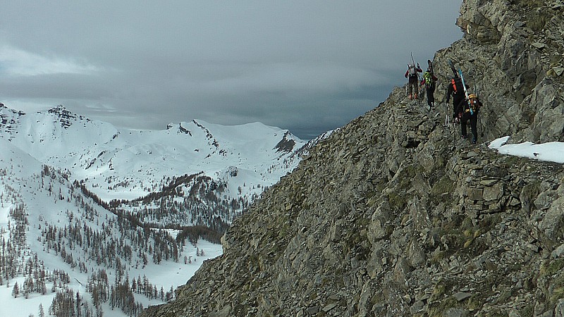 #6 2500m : sur le sentier d 2500m : sur le sentier d'été, le mauvais temps revient à toute allure, ce sera rideaux, dans 1/4 d'heure, dommage, et bravo MF
