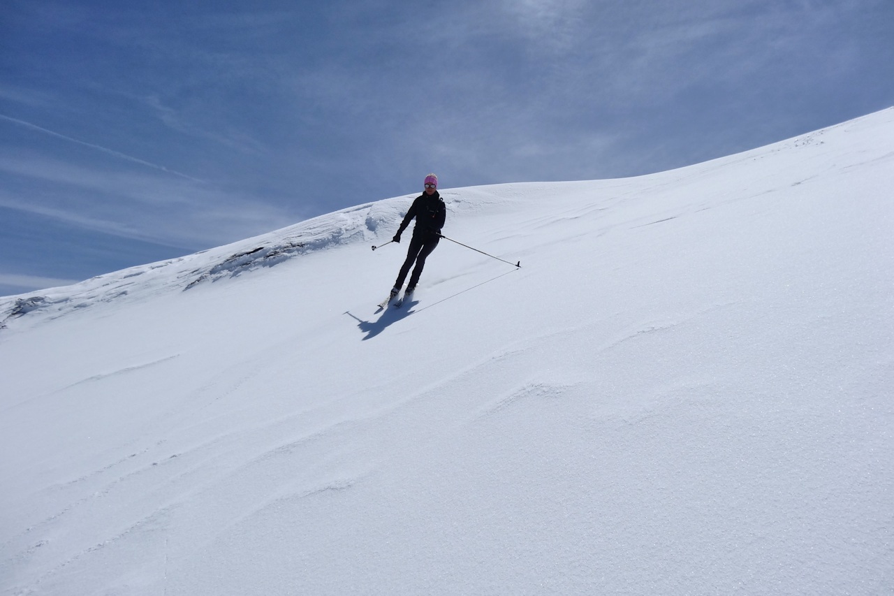 Sous l'arête Nord : Descente sur une neige encore bien dure.