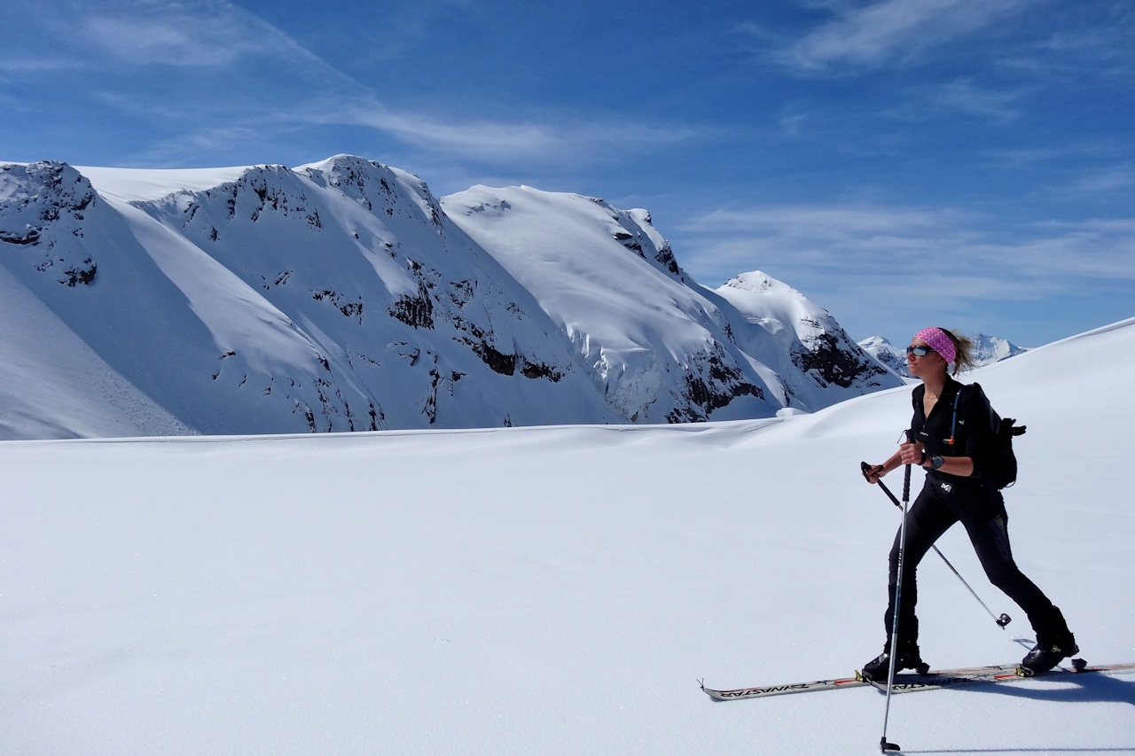 Vers le Col de L'Invernet : Avec vue sur la Becca du Lac.