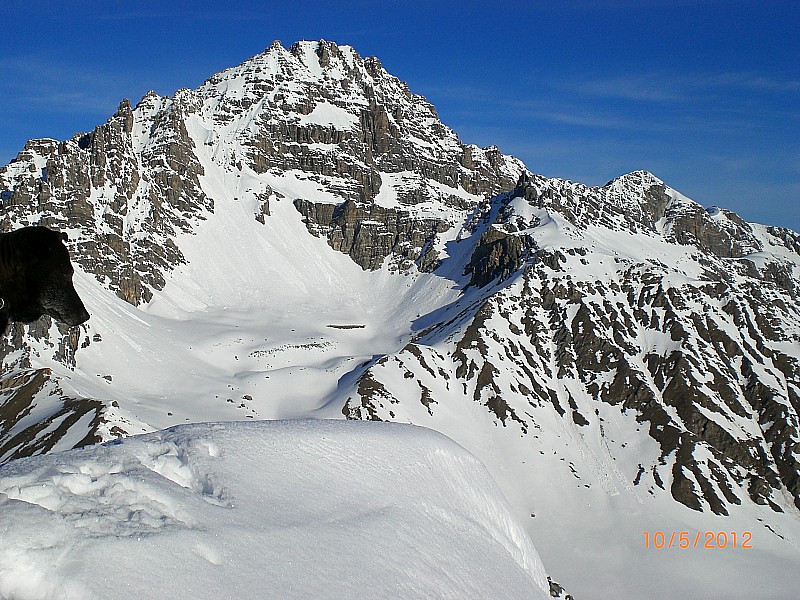 #3 Petit Rochebrune en boucles : Face E NE du Grand Rochebrune, 2 personnes dans le couloir. Petit Rochebrune en boucles : Face E NE du Grand Rochebrune, 2 personnes dans le couloir.
