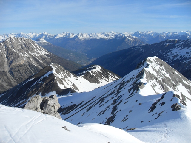 #2 Vue du sommet du Pic des Chalanches sur les arêtes et sur Briançon. Vue du sommet du Pic des Chalanches sur les arêtes et sur Briançon.