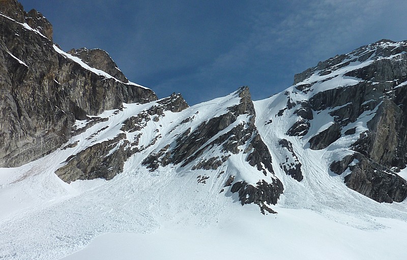 #2 couloirs SW : Le classique à droite. J couloirs SW : Le classique à droite. J'ai opté pour celui le plus à gauche sous la falaise.
