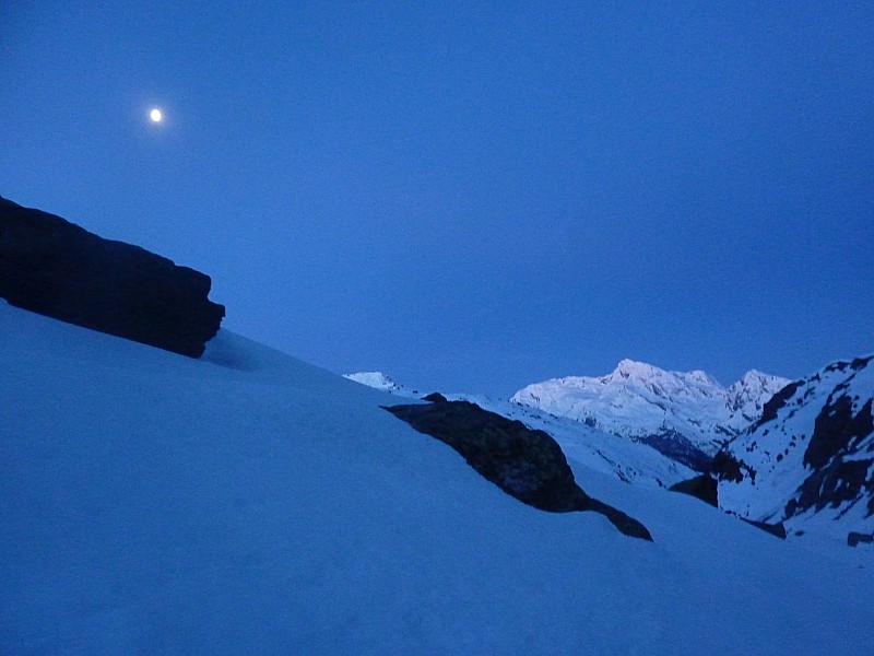 #3 Départ matinal : Sous le regard de la lune Départ matinal : Sous le regard de la lune