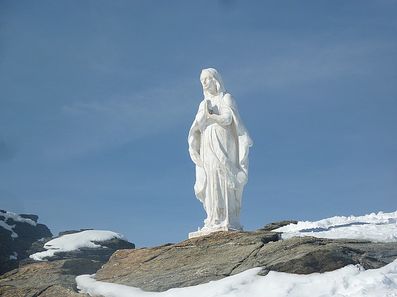 #8 La vierge : Bienveillante, aux traits si fins et à qui nous avons confié nos joies, nos peines et nos remerciements La vierge : Bienveillante, aux traits si fins et à qui nous avons confié nos joies, nos peines et nos remerciements