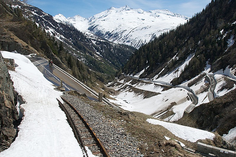 #39 Furka pass : La voie du train à cremaillere nous permettra de descendre à 1550m Furka pass : La voie du train à cremaillere nous permettra de descendre à 1550m