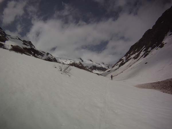 #2 Voralphutte : le vallon est encore très enneigé. Voralphutte : le vallon est encore très enneigé.