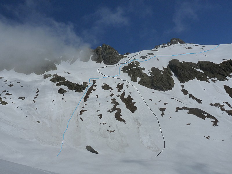 #12 Itinéraire : Montée trait noir, descente trait bleu (en traversée depuis le col de combe madame) Itinéraire : Montée trait noir, descente trait bleu (en traversée depuis le col de combe madame)