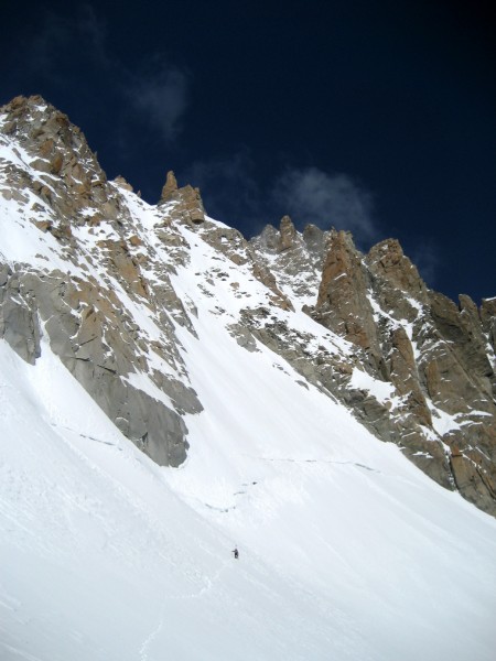 #2 Le pente NE du col du Diable : Stéphane sous le départ de la pente NE. Le pente NE du col du Diable : Stéphane sous le départ de la pente NE.