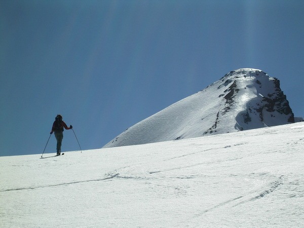 Approche : Adrien à l'approche de l'Aiguille.