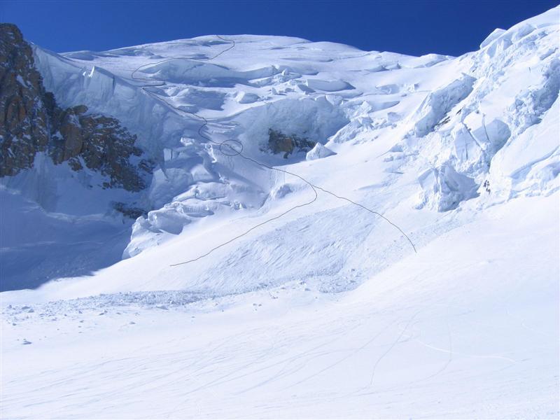 Face N : Intinéraire réalisé à ski à la descente. La partie entourée correspond à une partie étroite glacée. Pour la fin, itinéraire conseillé à gauche, et pour prendre la photo à droite! (passage sous de nombreux séracs menaçants et sur des blocs de